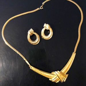 Ladies gold tone necklace and matching earrings
